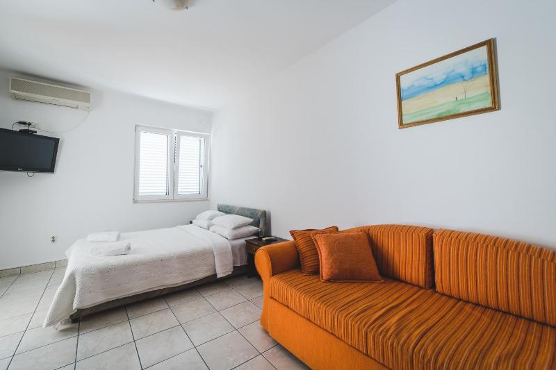 Studio Apartment image 4