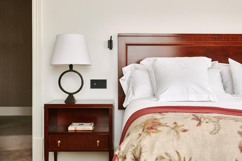 Deluxe Double Room with Balcony image 4