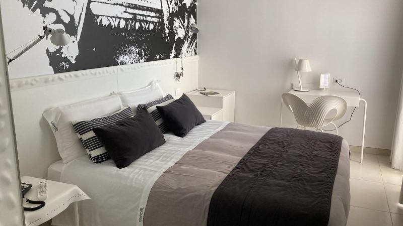 Double Room with Balcony image 2