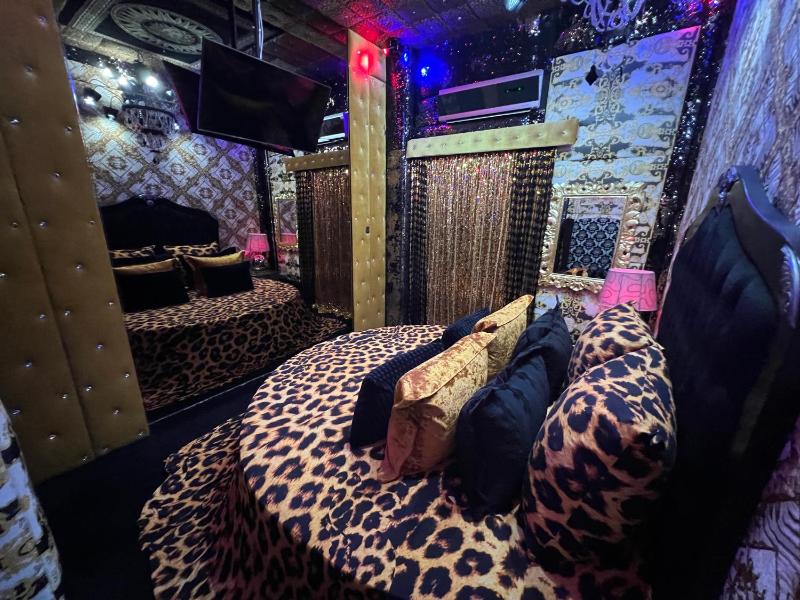 Deluxe King Room image 2