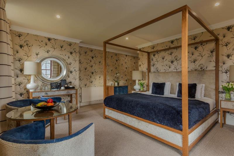 Residence Four Poster  image 3