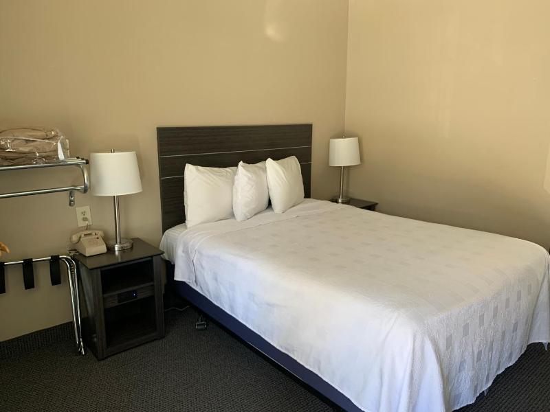 Queen Room - Disability Access image 2