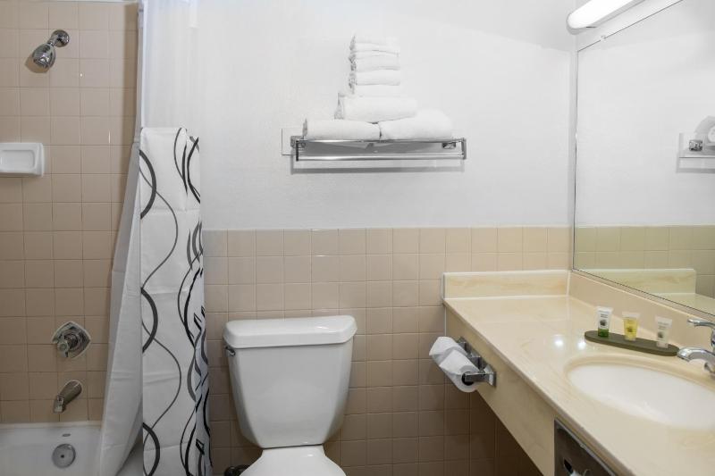 Standard Queen Room with Two Queen Beds image 4