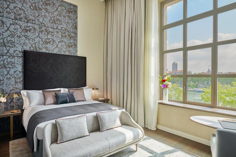 Premium King Room with River View and Club Lounge Access image 3
