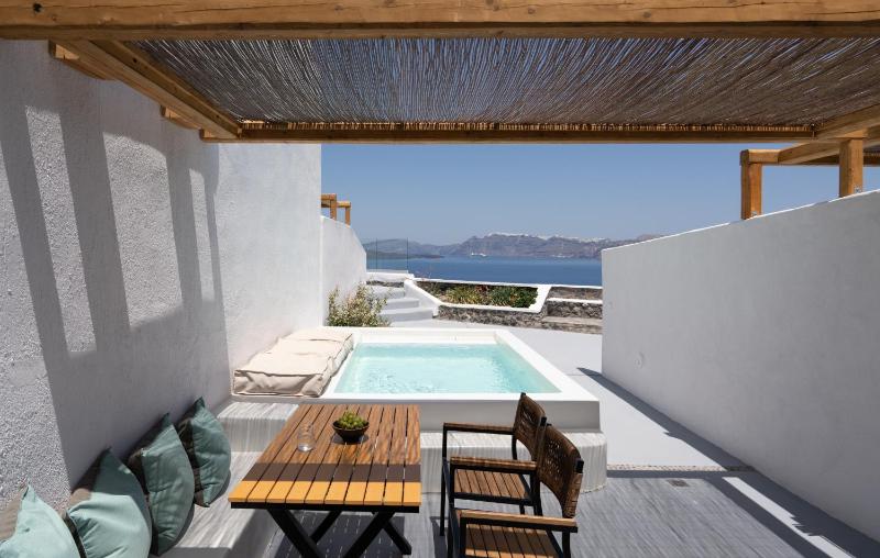 Family Room with Private Pool & Caldera view image 4