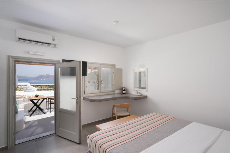 Family Room with Private Pool & Caldera view image 2