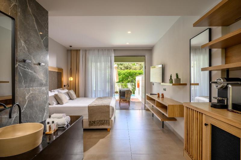 Suite with Private Pool image 1