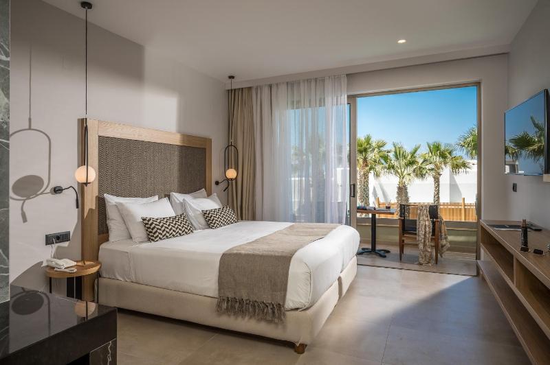 Double Room with Hot Tub (2 Adults) image 2
