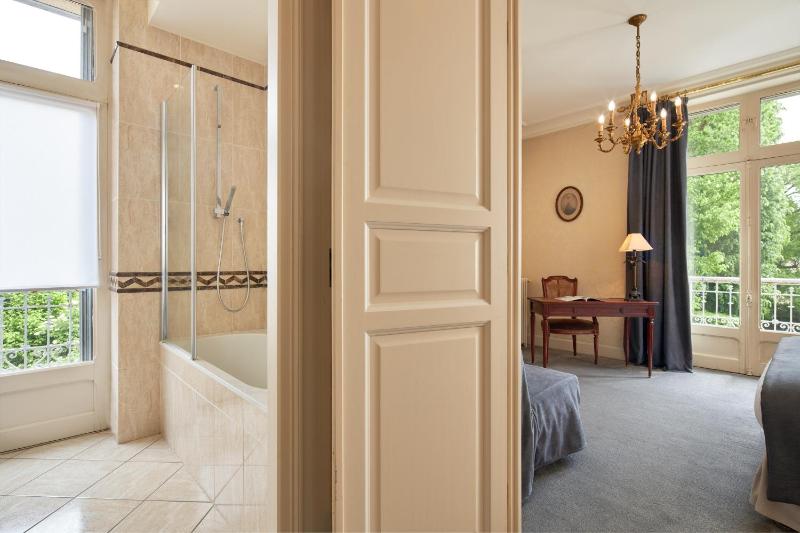 Deluxe Double Room image 4