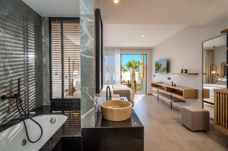 Double Room with Hot Tub (2 Adults) image 4