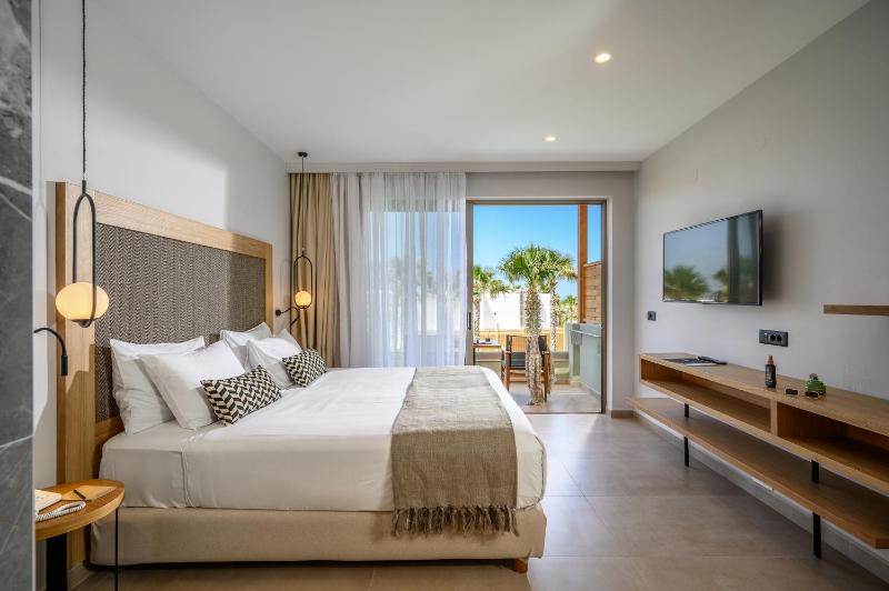 Double Room with Hot Tub (2 Adults) image 1
