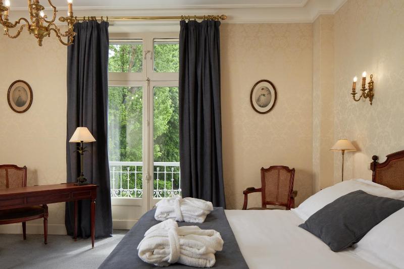 Deluxe Double Room image 3