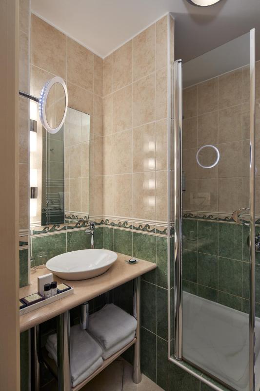 Double Room image 3