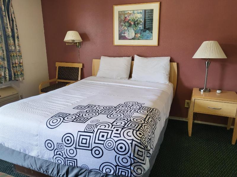 Queen Room image 3