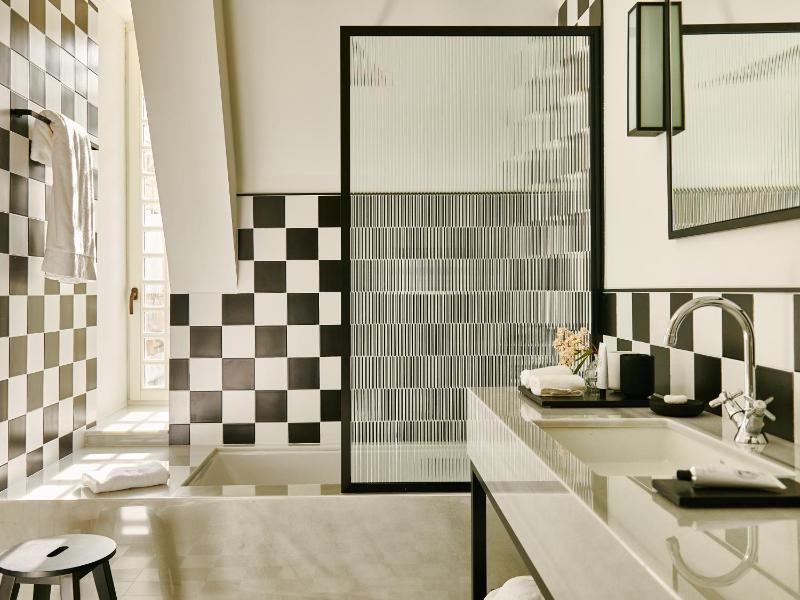 Deluxe Double or Twin Room image 4