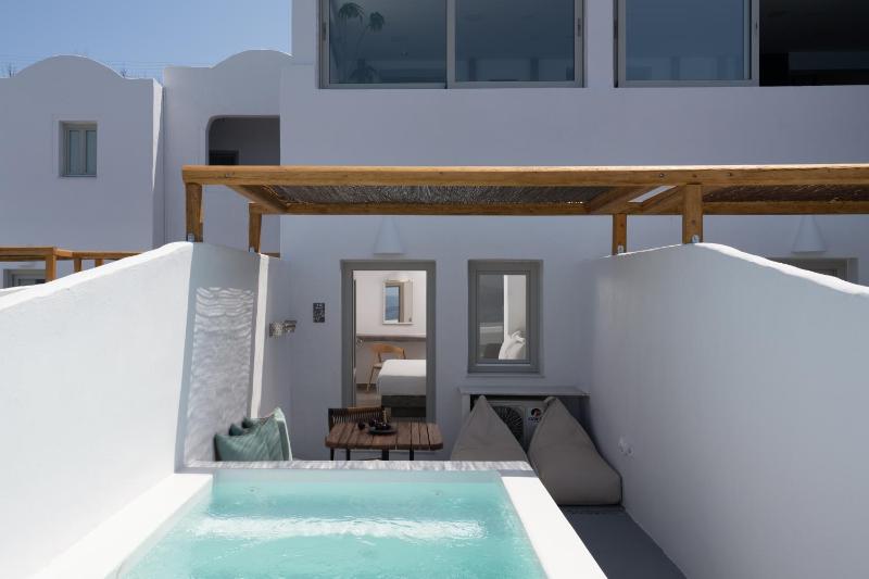Deluxe Room with Plunge Pool and Caldera View image 4