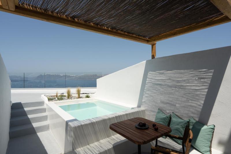 Deluxe Room with Plunge Pool and Caldera View image 3