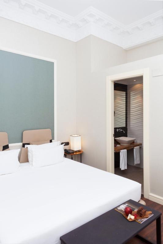 Deluxe Double Room with Extra Bed (3 Adult) image 1