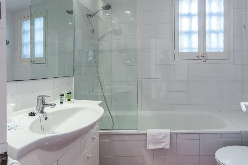 Double Room image 3