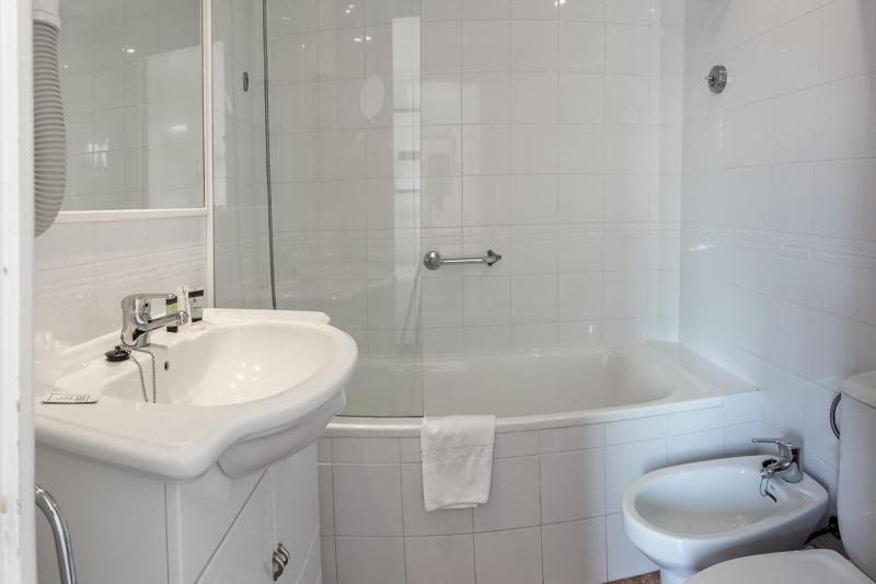 Single Room image 3