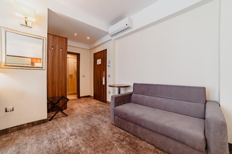 Family Room (2 Adults + 1 Child) image 3