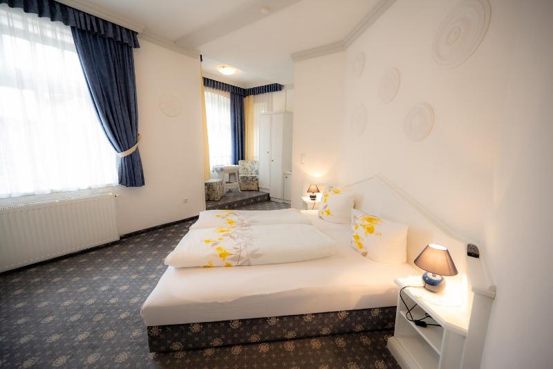Double Room image 3