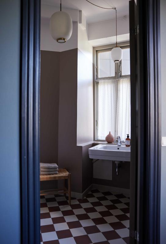 Single Room with Shared Bathroom image 2