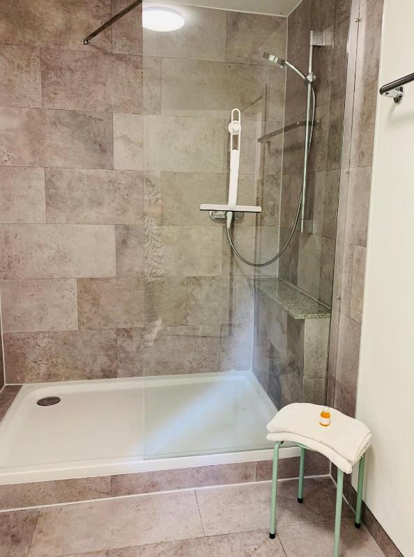 Single Room with Shared External Bathroom image 3