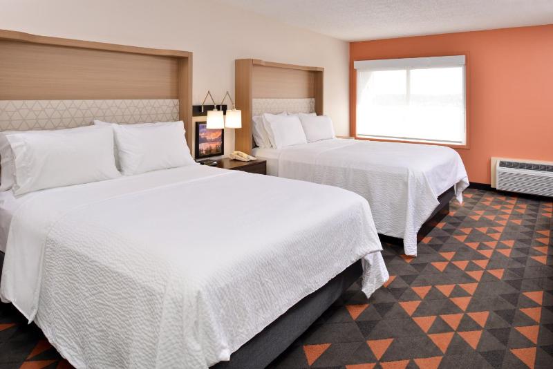 Queen Room with Two Queen Beds - Atrium View image 4