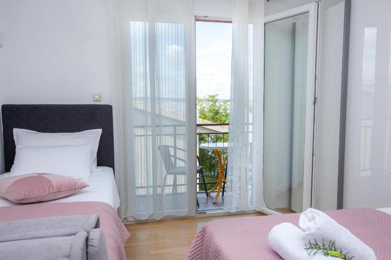 Triple Room with Sea View image 2
