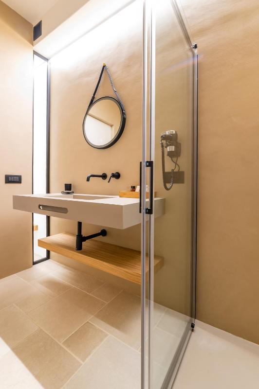Double Room with Sea View image 4