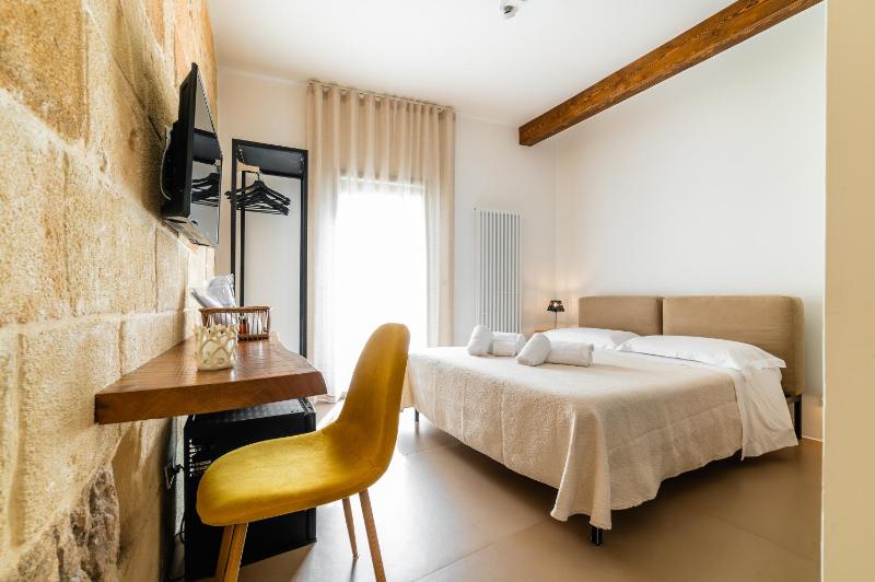 Double Room with Balcony image 3