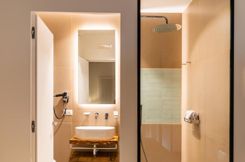 Double Room with Balcony image 4