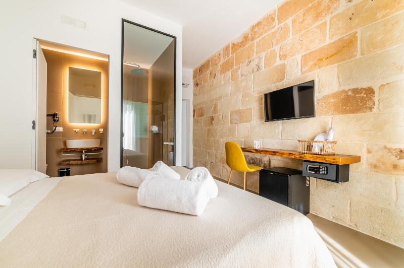 Double Room with Balcony image 4