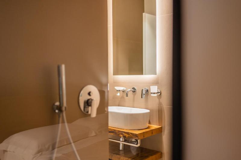 Double Room with Balcony image 3