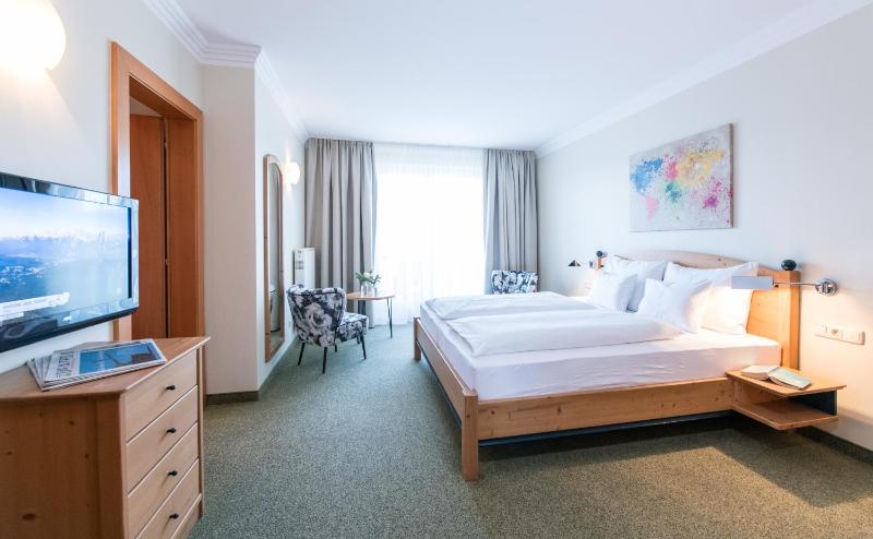 Double Room with Balcony and Lake View image 1
