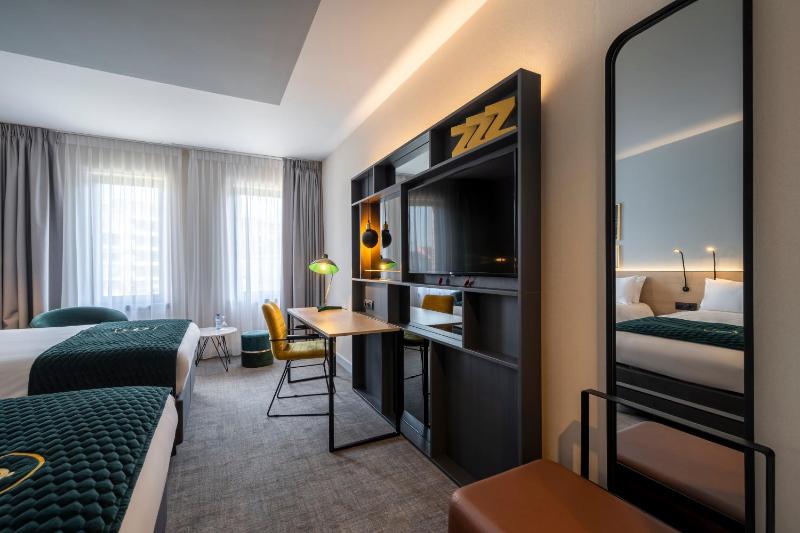 Deluxe Double Room with Two Double Beds - Non-Smoking image 4