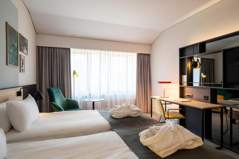 Standard King Room image 4