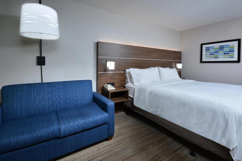Standard King Room with Sofa Bed image 1