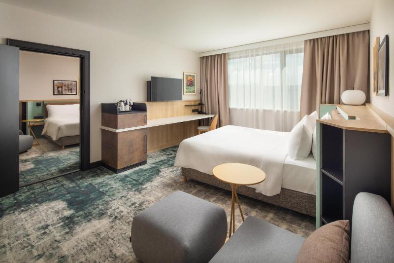 Standard King Room image 3