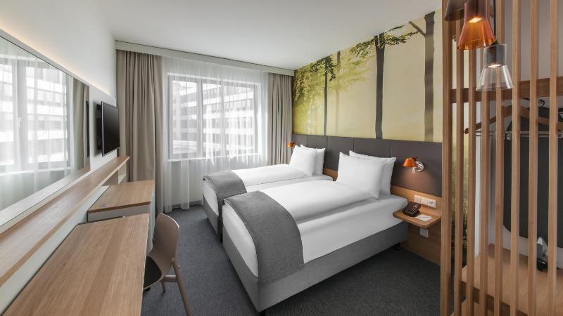 Standard Twin Room with Courtyard View image 3