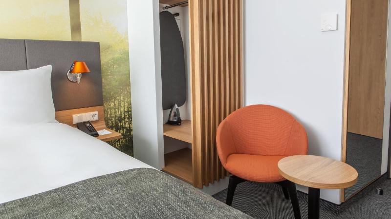 Standard Twin Room with Courtyard View image 4