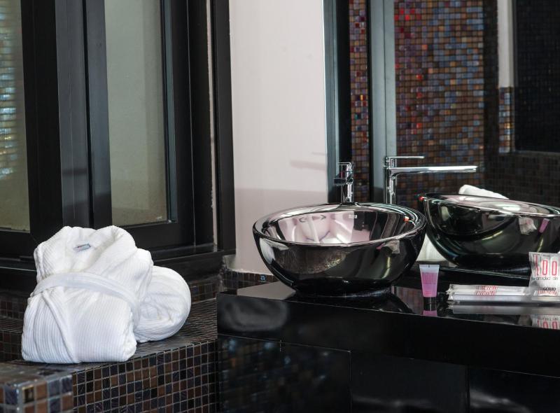 Double Room with Jacuzzi image 2