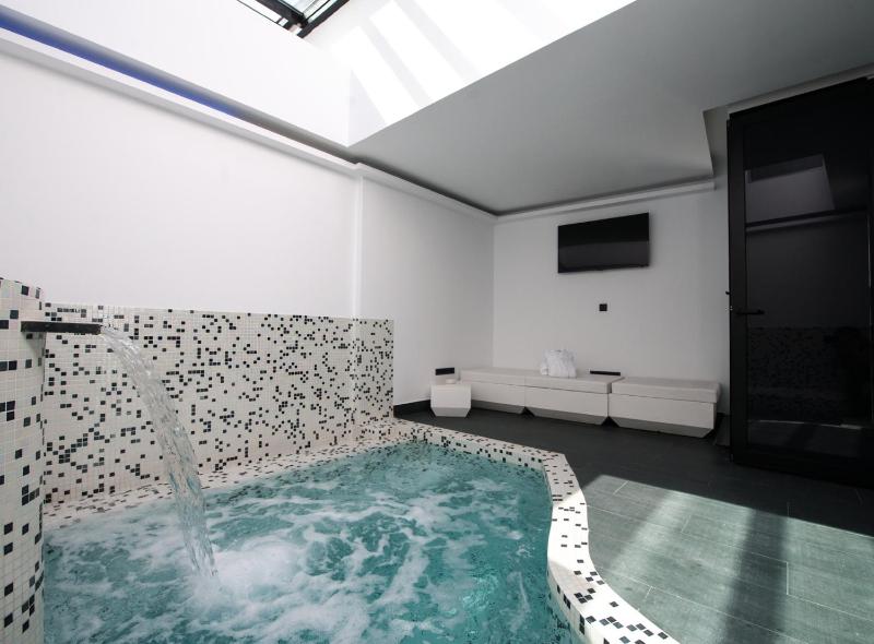 Double Room with swimming pool image 2