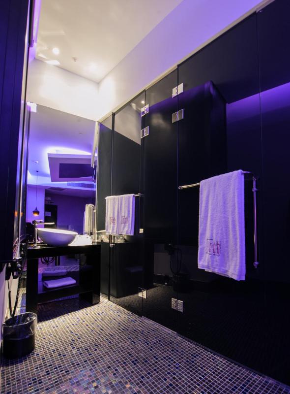 Double Room with Jacuzzi image 4