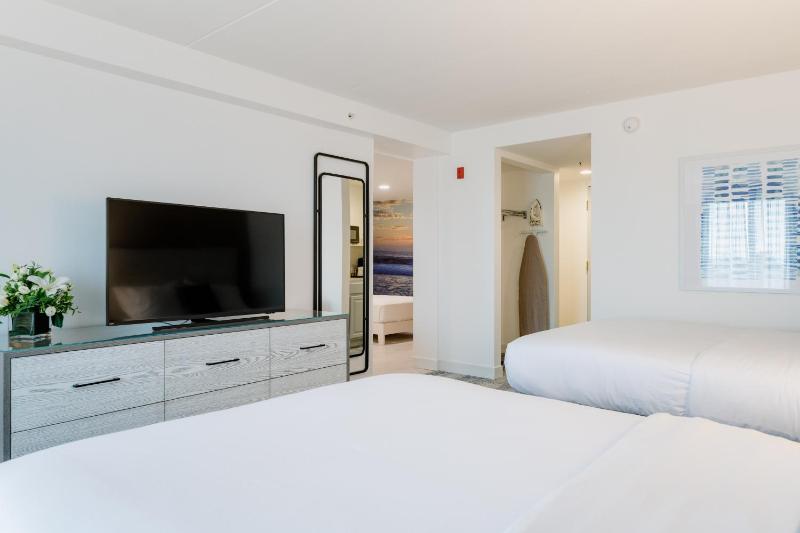 Queen Room with Two Queen Beds - Non-Smoking image 2