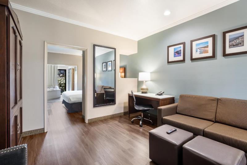 King Suite with Whirlpool - Non-Smoking image 3