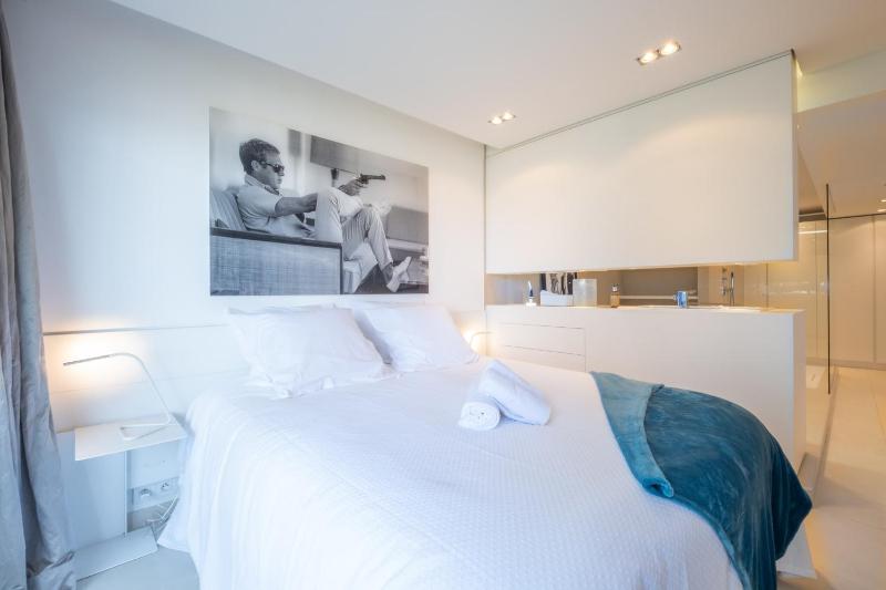 Elegant 3-Room Apartment with Terrace Pool & Island Views - image 23