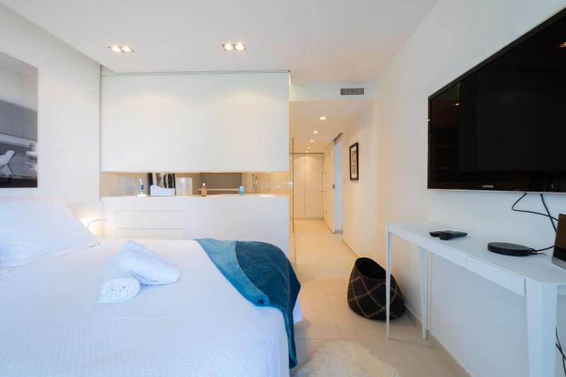 Elegant 3-Room Apartment with Terrace Pool & Island Views - image 17