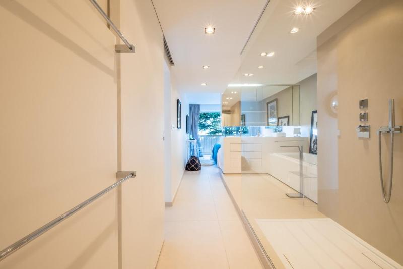 Elegant 3-Room Apartment with Terrace Pool & Island Views - image 8